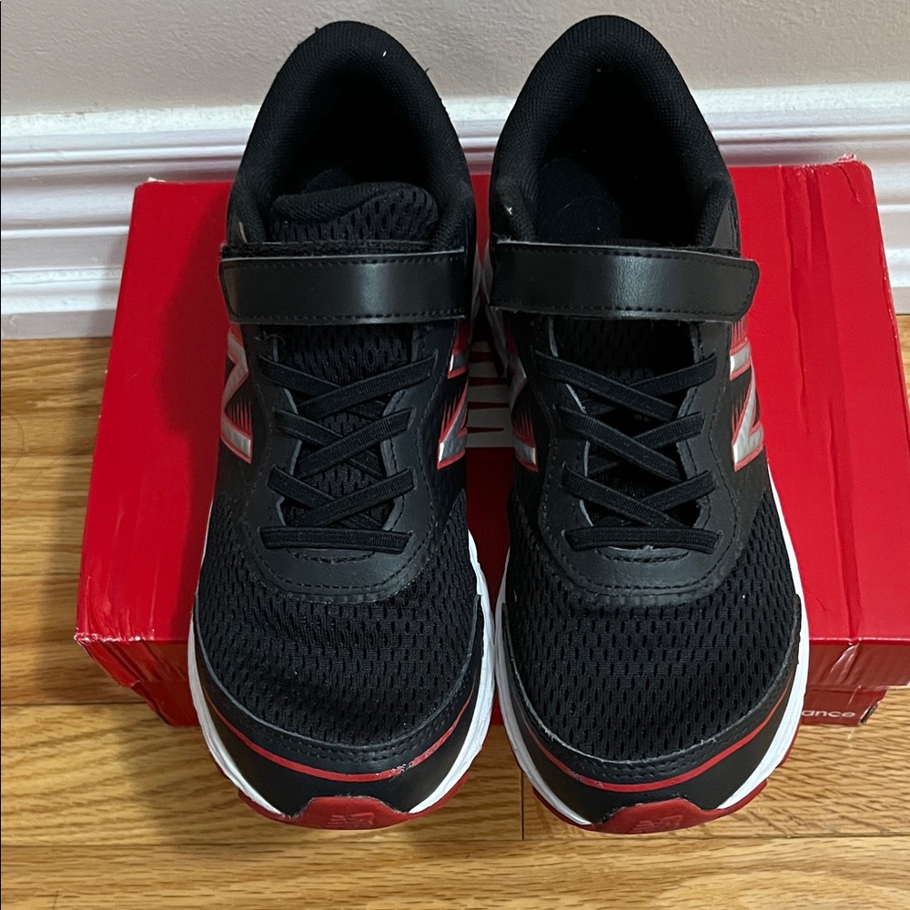 New Balance Kids Black and Red Sneakers | Size 4 (Big Boys)